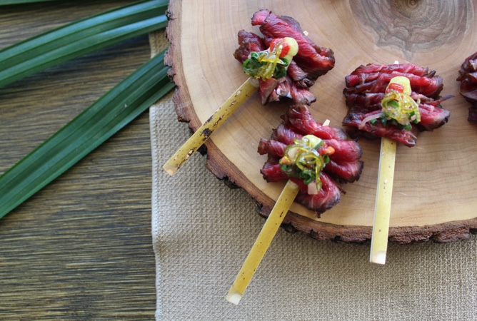 Mini-brochettes de boeuf, création originale de notre traiteur pour un cocktail dinatoire mémorable.